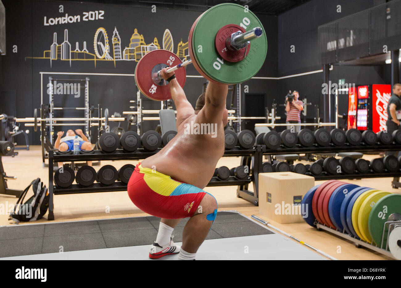 Ein Sportler aus Aruba Züge in der Turnhalle im Olympischen Dorf in London, Großbritannien, 24. Juli 2012. Die Olympischen Spiele 2012 in London wird am 27. Juli 2012 beginnen. Foto: Michael Kappeler Dpa +++(c) Dpa - Bildfunk +++ Stockfoto