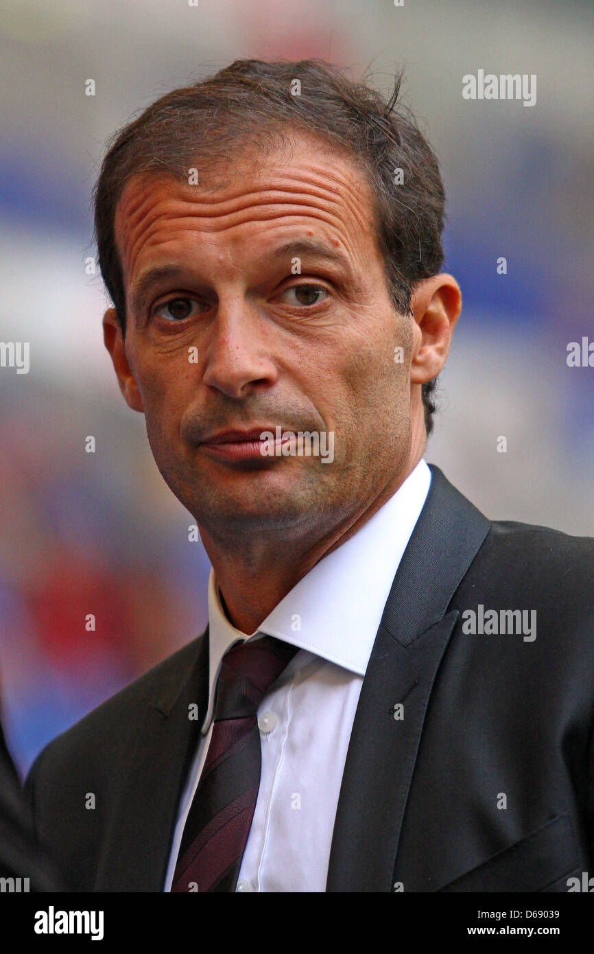 Milan Trainer Massimiliano Allegri gibt ein Interview vor der Fußball-Test match zwischen FC Schalke 04 und AC Mailand in Veltins Arena in Gelsenkirchen, Deutschland, 24. Juli 2012. Foto: Kevin Kurek Stockfoto