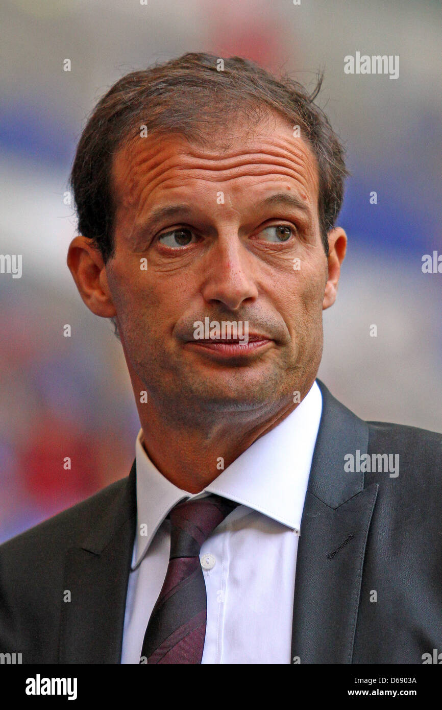 Milan Trainer Massimiliano Allegri gibt ein Interview vor der Fußball-Test match zwischen FC Schalke 04 und AC Mailand in Veltins Arena in Gelsenkirchen, Deutschland, 24. Juli 2012. Foto: Kevin Kurek Stockfoto