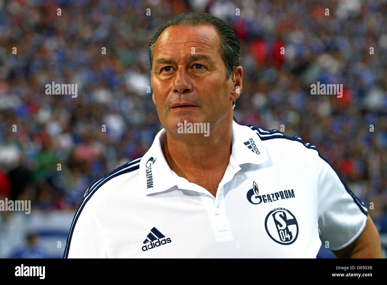 Schalke Trainer Huub Stevens gibt ein Interview vor der Fußball-Test match zwischen FC Schalke 04 und AC Mailand in Veltins Arena in Gelsenkirchen, Deutschland, 24. Juli 2012. Foto: Kevin Kurek Stockfoto