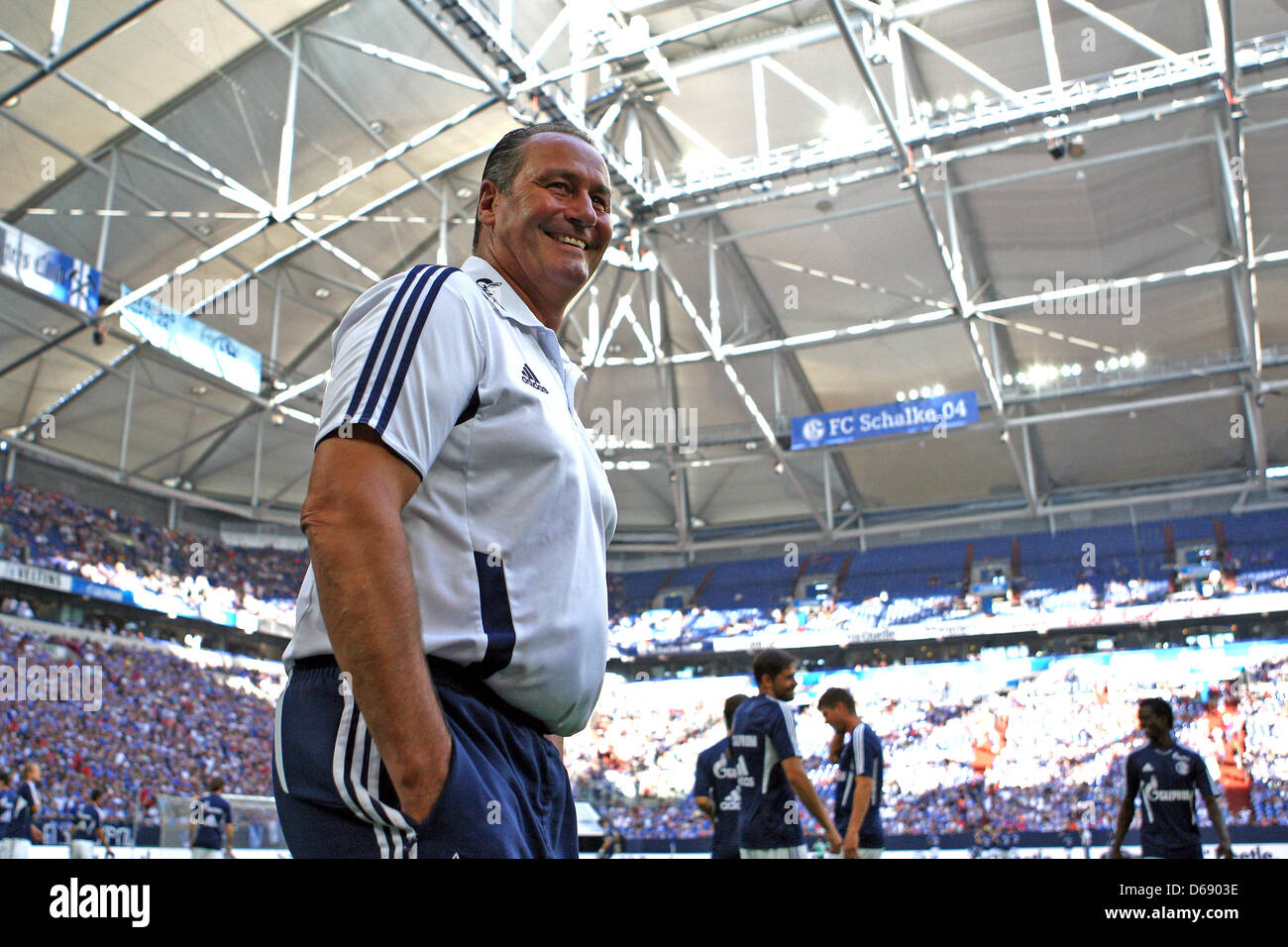 Schalke Trainer Huub Stevens lächelt vor der Fußball-Testspiel zwischen FC Schalke 04 und AC Mailand in Veltins Arena in Gelsenkirchen, Deutschland, 24. Juli 2012. Foto: Kevin Kurek Stockfoto