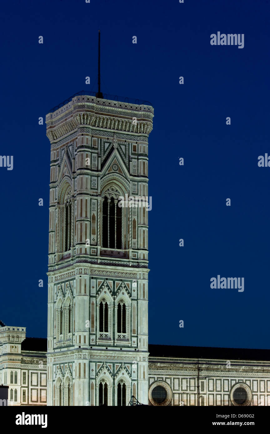 Der Campanile leuchtet in der Dämmerung. Florenz, Toskana, Italien Stockfoto