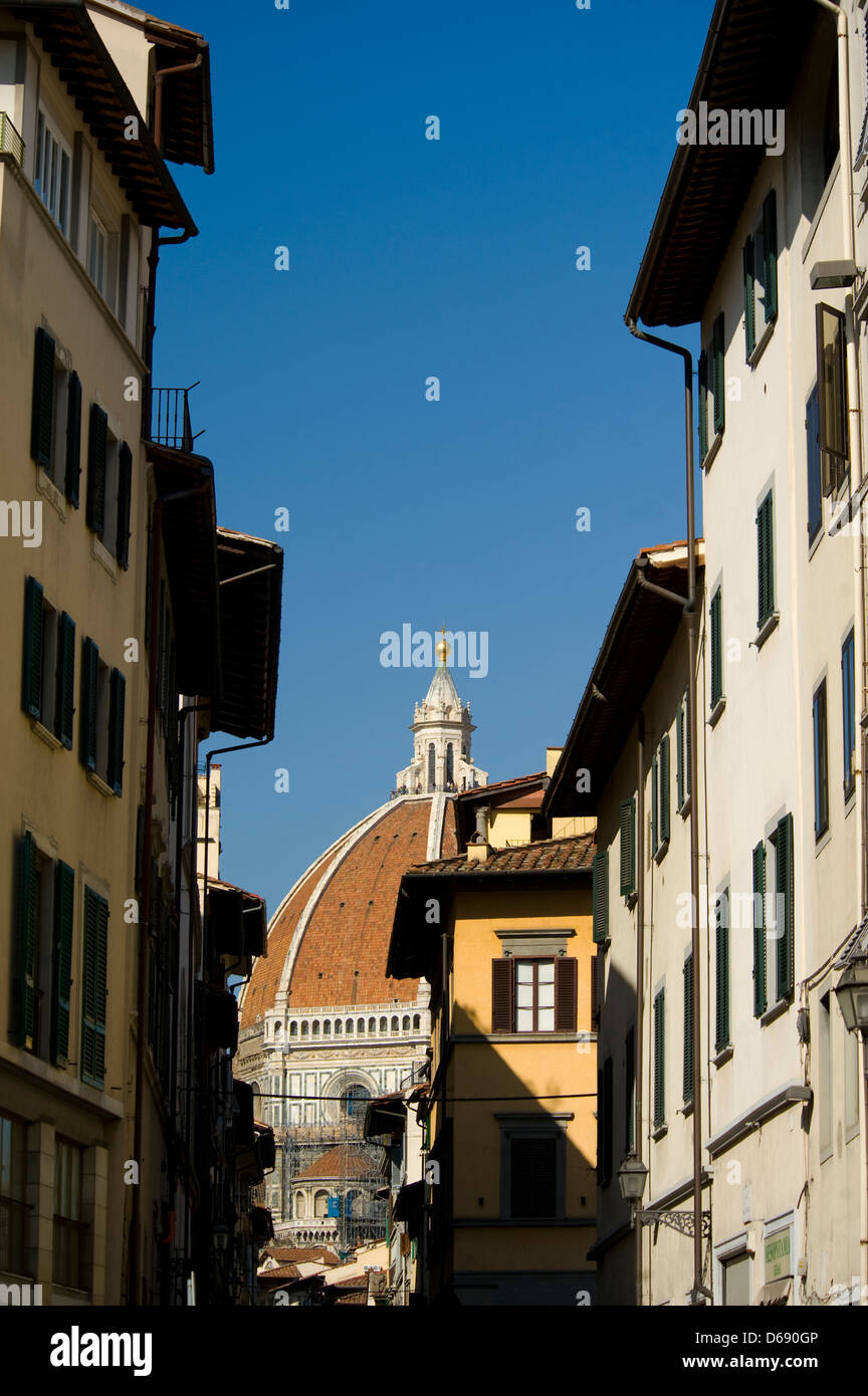 Ein Blick durch die alten Straßen von Florenz zum Dom. Florenz, Italien Stockfoto