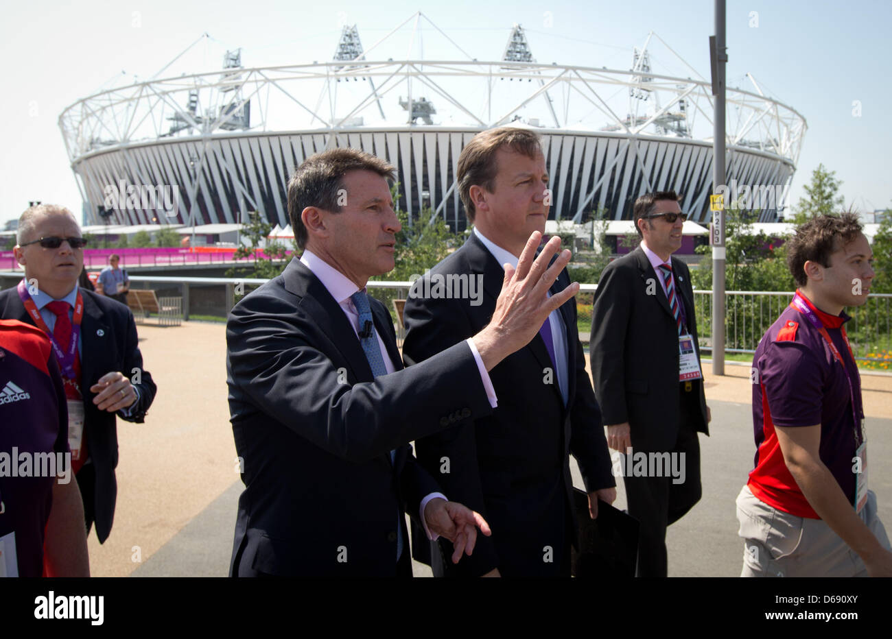 Der britische Premierminister David Cameron (C) und Londoner Organisationskomitee der Olympischen und Paralympischen Spiele (LOCOG) Vorsitzenden Lord Sebastian Coe (L) besuchen Sie den Olympiapark auf die 2012 Olympischen Spiele in London, London, Großbritannien, 26. Juli 2012. Die Olympischen Spiele 2012 in London wird am 27. Juli 2012 beginnen. Foto: Michael Kappeler Dpa +++(c) Dpa - Bildfunk +++ Stockfoto