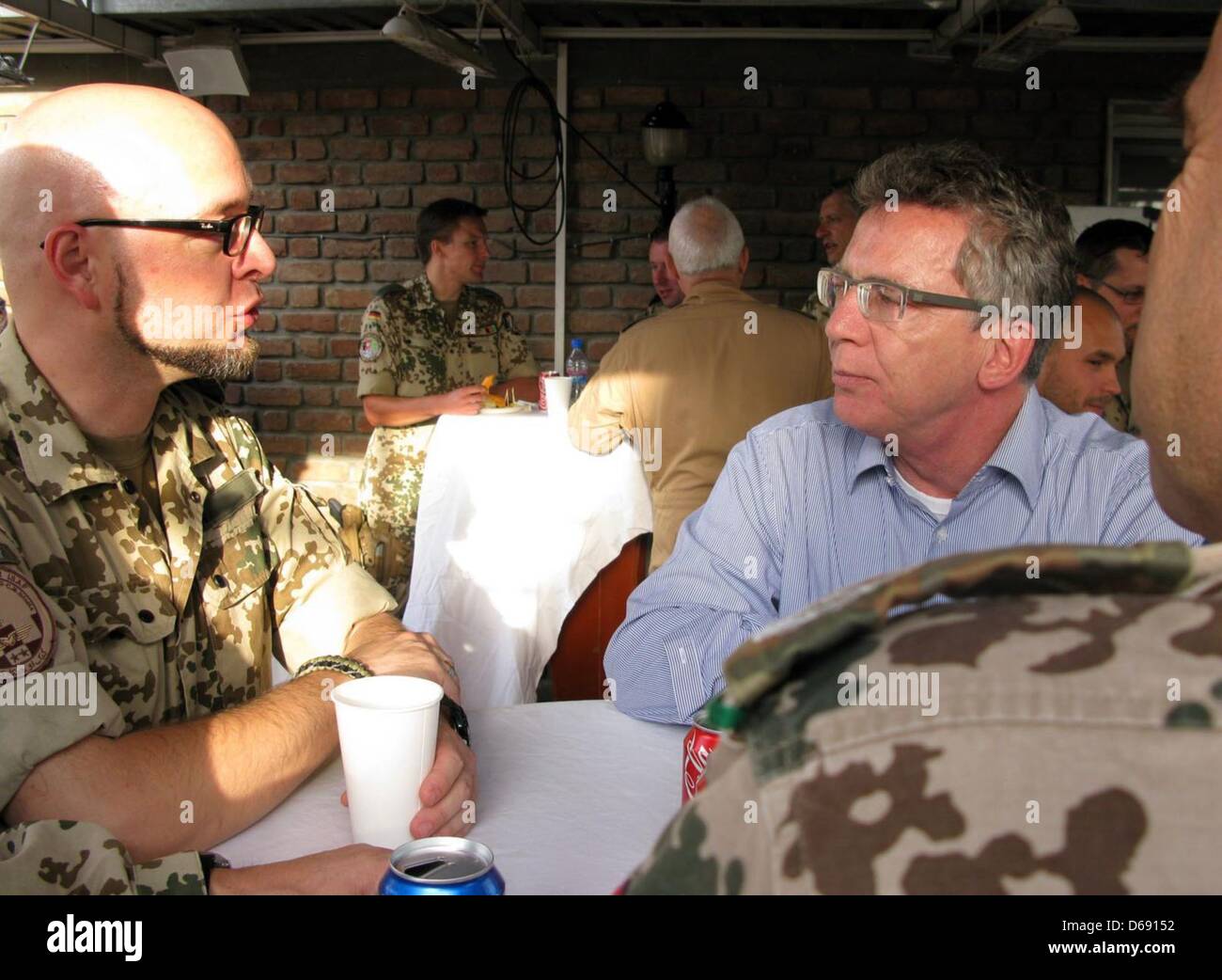 HANDOUT - zeigt ein Handout Bild von der Bundeswehr deutsche Innenminister Defence Thomas de Maiziere (R) im Gespräch mit deutschen Soldaten im ISAF-Hauptquartier in Kabul, Afghanistan, 26. Juli 2012. Maiziere hatte zuvor beim ersten Besuch der Bundesminister der Verteidigung auf deutschen Soldaten in der Taliban-Hochburg Kandahar gelegt. Foto: JULIAN REICHELT Stockfoto