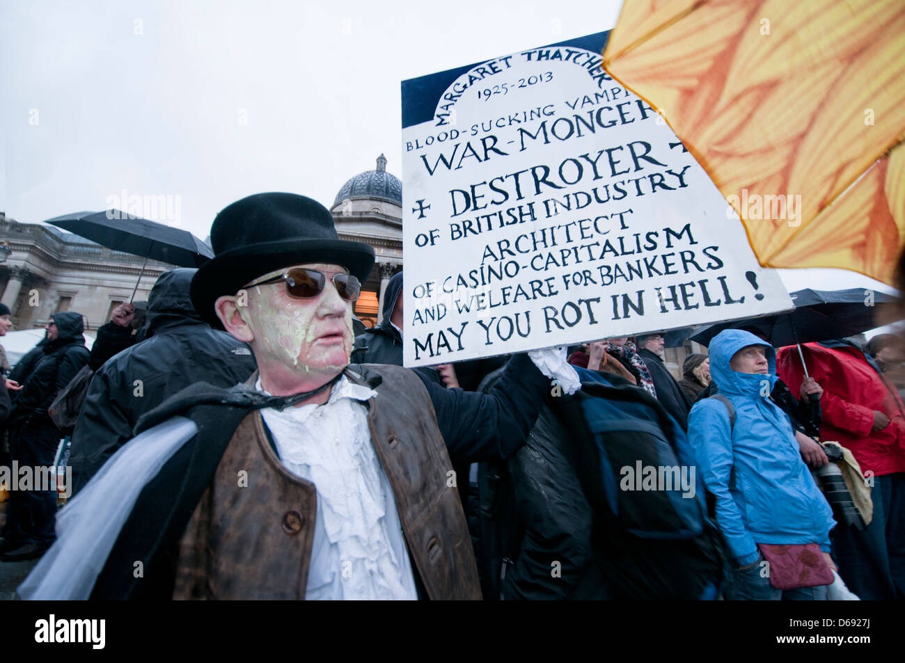 Thatchers Erbe und extravagante Zustand Begräbnis-Vorbereitungen auf dem Trafalgar Square protestieren. Stockfoto