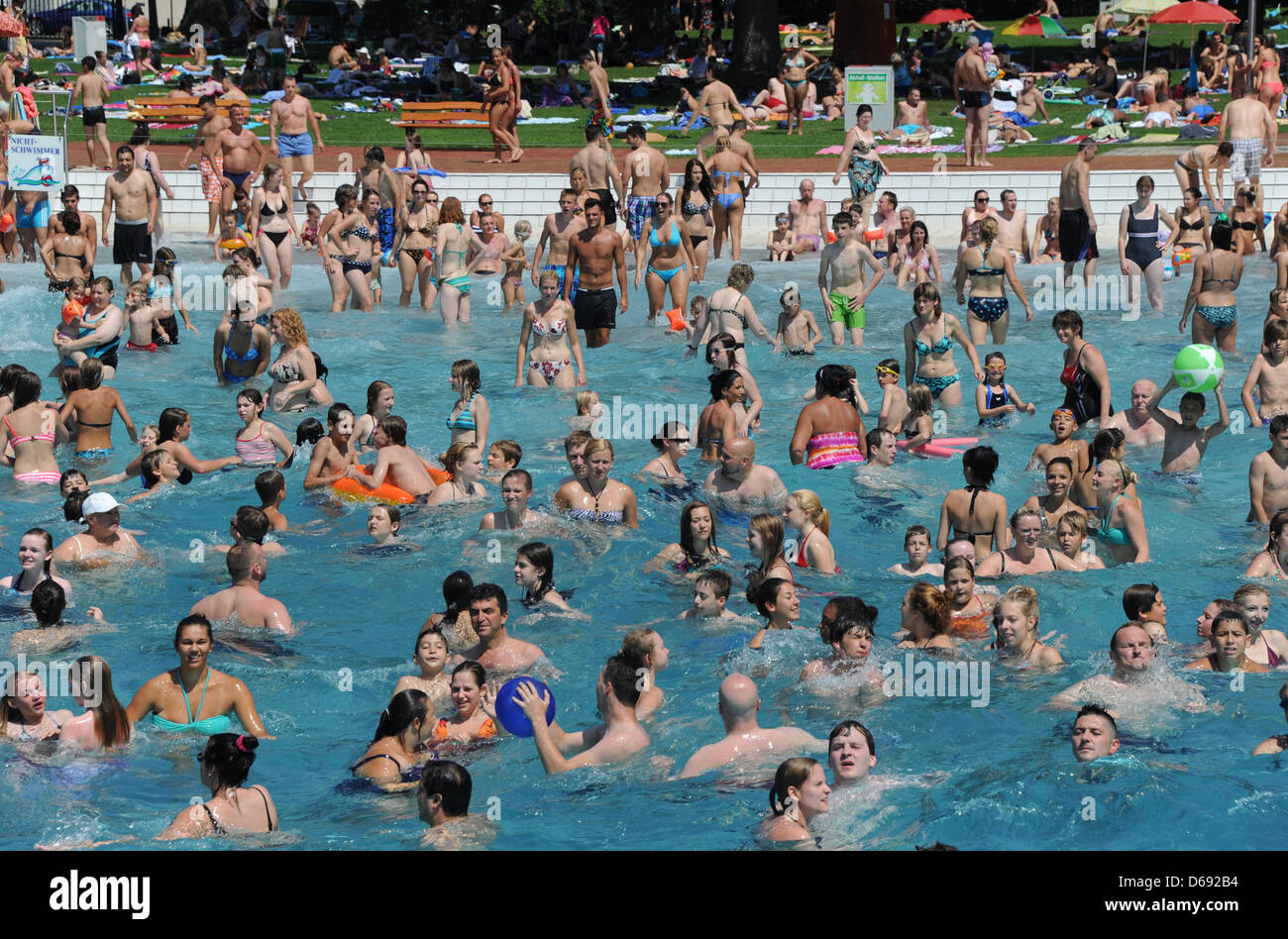 Zahlreiche Menschen besuchen das Rhein-Strandbad Rappenwoert während Temperaturen über 30 Grad Celsius in Karlsruhe, Deutschland, 27. Juli 2012 erreicht haben. Foto: ULI DECK Stockfoto