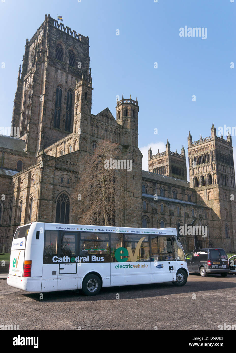 Durham Kathedrale Elektrobus geparkt im Palast grün, Durham City, England UK Stockfoto