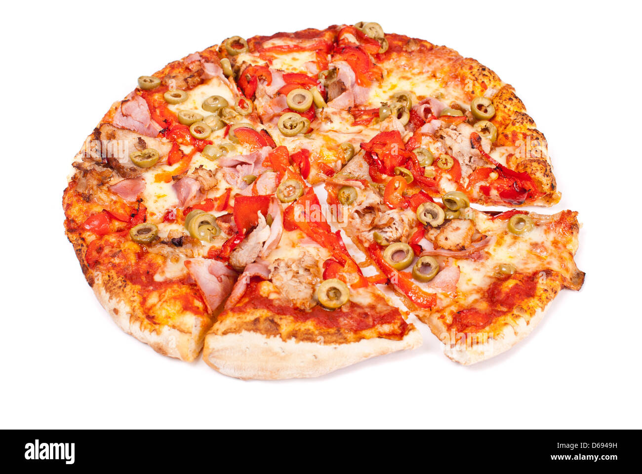 Gute Pizza mit Mozzarella, Schinken, Schweinefleisch, eingelegte Paprika, Oliven, die isoliert auf weißem Hintergrund Stockfoto