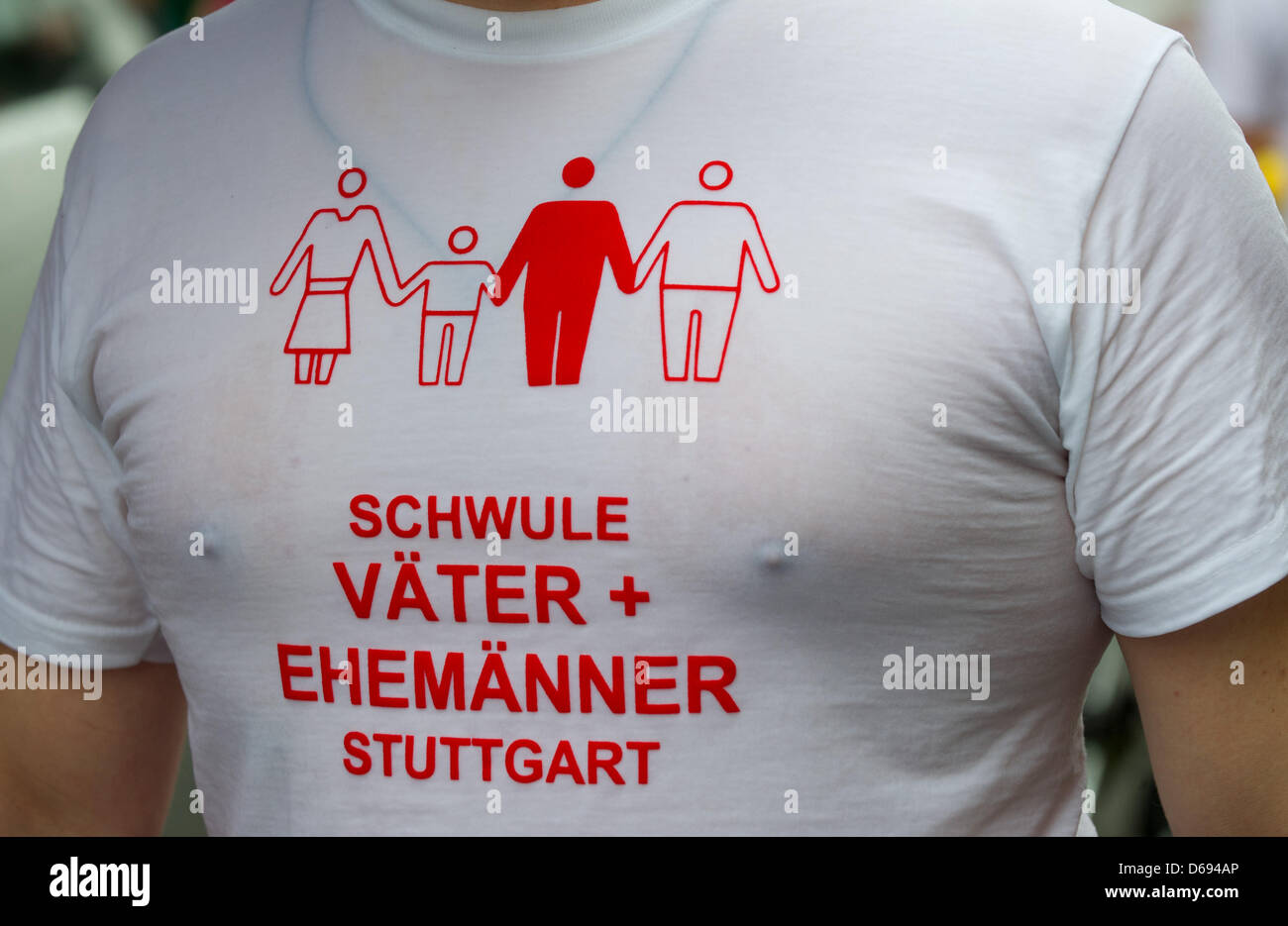 Eine Person Paraden durch die Innenstadt von Stuttgart trägt ein T-shirt Woth den Schriftzug "Gay Väter + Ehemänner", Christopher Street Day (CSD) wi, Deutschland, 28. Juli 2012 zu feiern. Die Demonstration für die Rechte der LGBTIQ Peole fand unter dem Motto "Gleiche Arbeit - Lesben und Schwule aus dem Schrank". Foto: MARIJAN MURAT Stockfoto