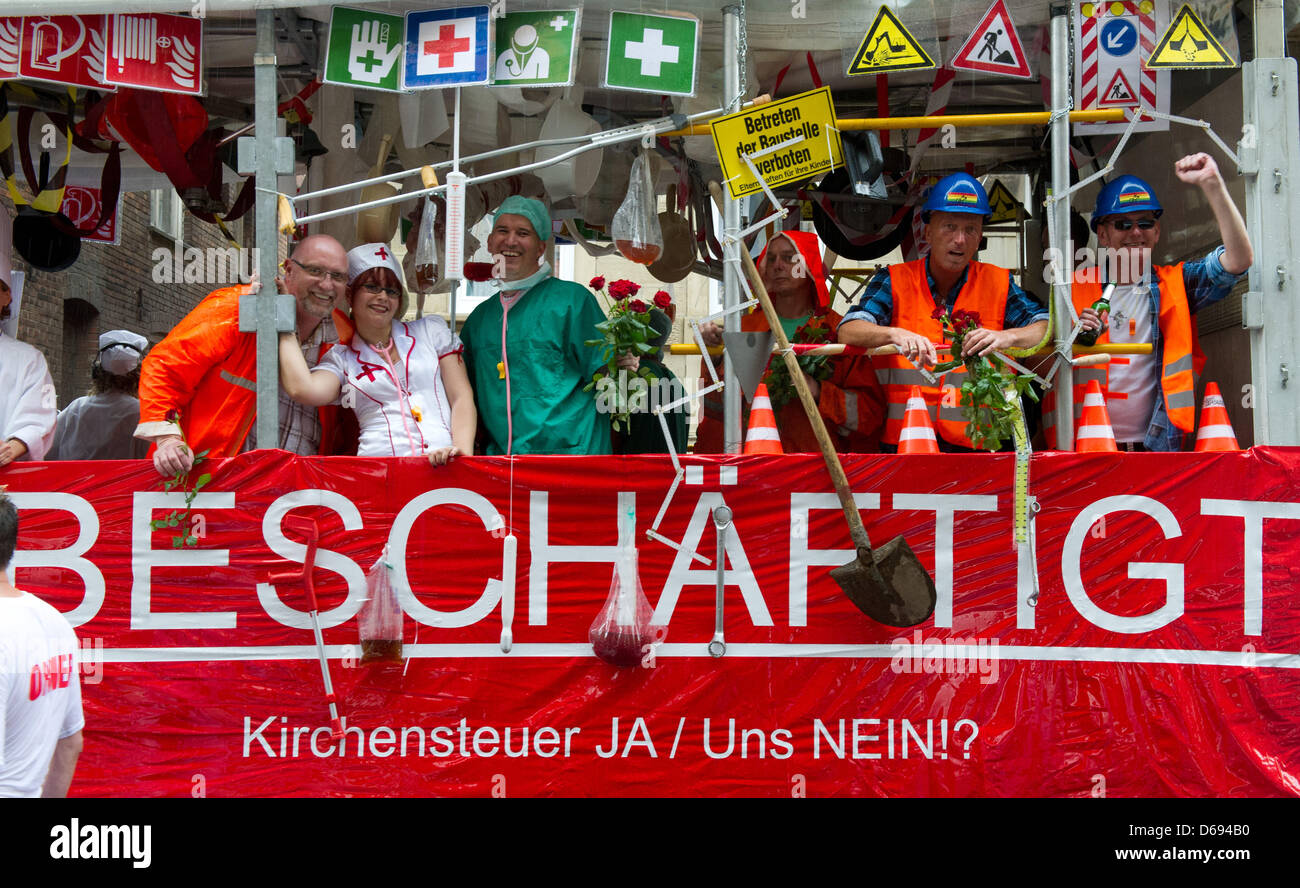 Menschen die parade durch die Innenstadt von Stuttgart, Christopher Street Day (CSD), Deutschland, 28. Juli 2012 zu feiern. Die Demonstration für die Rechte der LGBTIQ Peole fand unter dem Motto "Gleiche Arbeit - Lesben und Schwule aus dem Schrank". Foto: MARIJAN MURAT Stockfoto