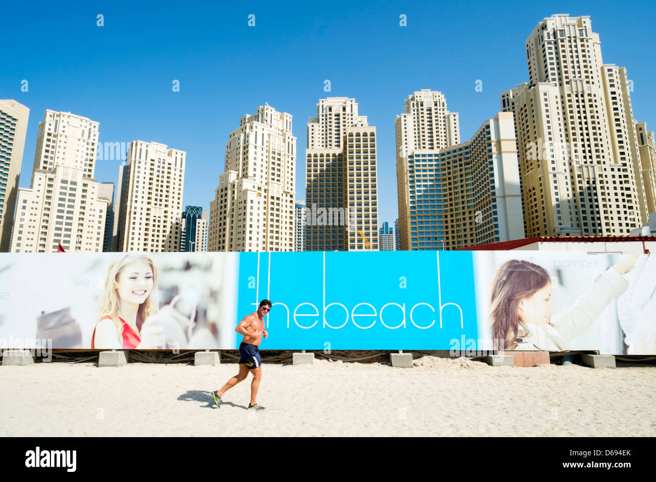 Strand und Hochhaus moderne Mehrfamilienhäuser in der Nähe von Marina am neuen Dubai in Vereinigte Arabische Emirate Stockfoto