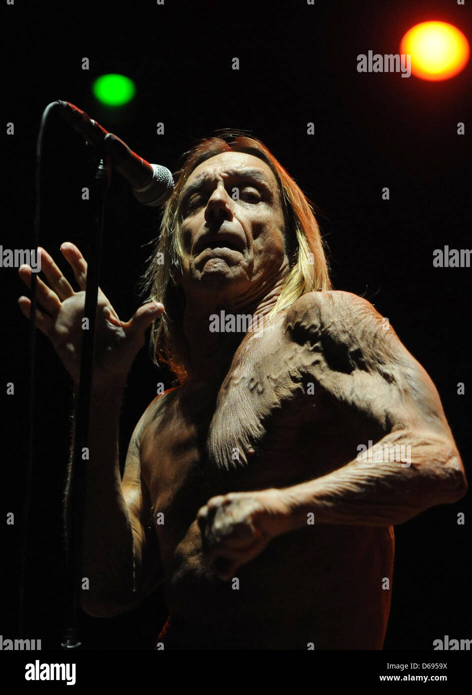 US-Sänger Iggy Pop führt auf der Bühne mit der Band The Stooges auf dem Greenville Festival in Paaren/Glien, Deutschland, 29. Juli 2012. Foto: Britta Pedersen Stockfoto