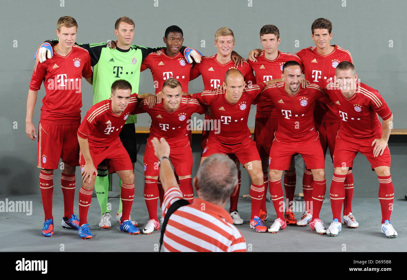 Holger Badstuber (Hinten, l-R), Manuel Neuer, David Alaba, Toni Kroos, Thomas Müller, Mario Gomez, (Vorne, l-R) Philipp Lahm, Xherdan Shaqiri, Arjen Robben, Franck Ribéry Und Bastian Schweinsteiger Vom Fußball-Bundesligisten FC Bayern München Posieren Für Fotoaufnahmen am Montag (30.07.2012 Auf Dem Trainingsgelände der Säbener Straße in München (Oberbayern) Studienabschnitte des Offiziel Stockfoto