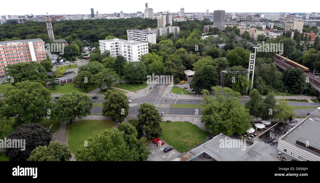 Hochhäuser sind im Hansaviertel in Berlin, Deutschland, 31. Juli 2012 abgebildet. Die Stadt Berlin will das Hansaviertel, die UNESCO-Liste des Weltkulturerbes hinzugefügt haben. Das Südliche Hansaviertel wurde im Jahr 1953 plante und baute von 1955 bis 1960 gebaut für die Internationale Bauausstellung (Interbau) im Jahr 1957. Es dient als ein Modell für die moderne Stadtplanung und Architektur für die Stockfoto