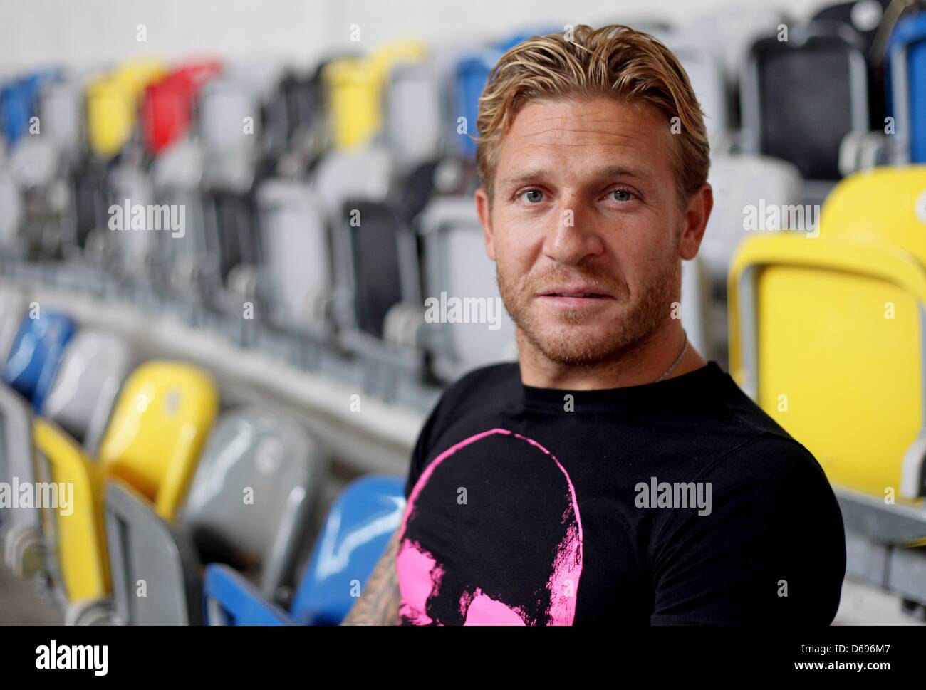 Ukrainischer Fußballspieler Andriy Voronin lächelt während seiner Einleitung in Esprit Arena in Düsseldorf, 31. Juli 2012. Fortuna Düsseldorf hat die frühere ukrainische Nationalspieler auf Leihbasis für ein Jahr von Dynamo Moskau erhalten. Der 33-jährige hat noch zu einer ärztlichen Untersuchung am Dienstag einen Einjahres Vertrag zu unterzeichnen. Foto: Daniel Naupold Stockfoto