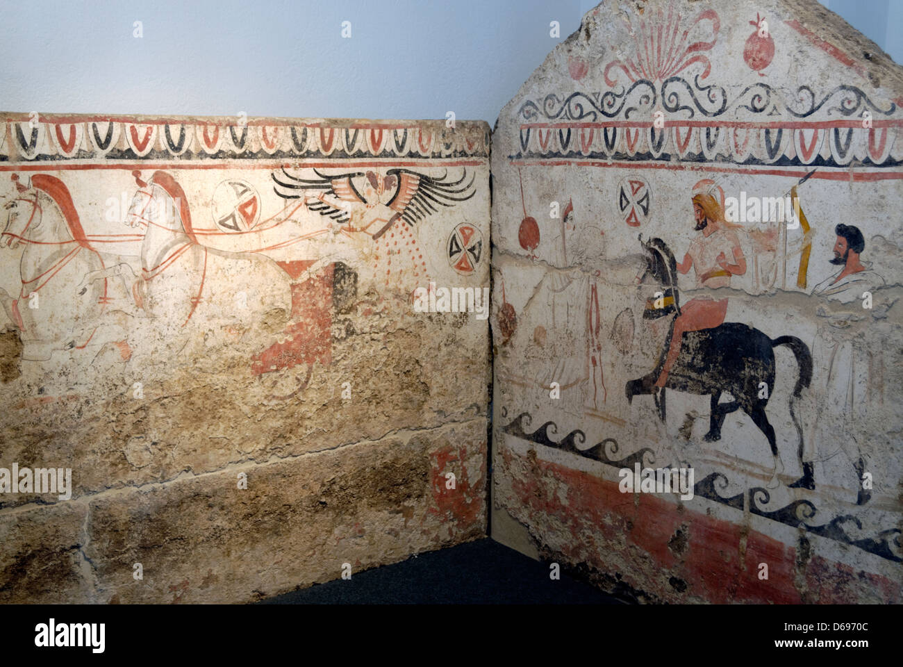 Paestum. Campania. Italien. Blick auf zwei der vier bemalte Steinplatten eine lukanischen Grabkammer von 330-320 v. Chr. aus. Stockfoto