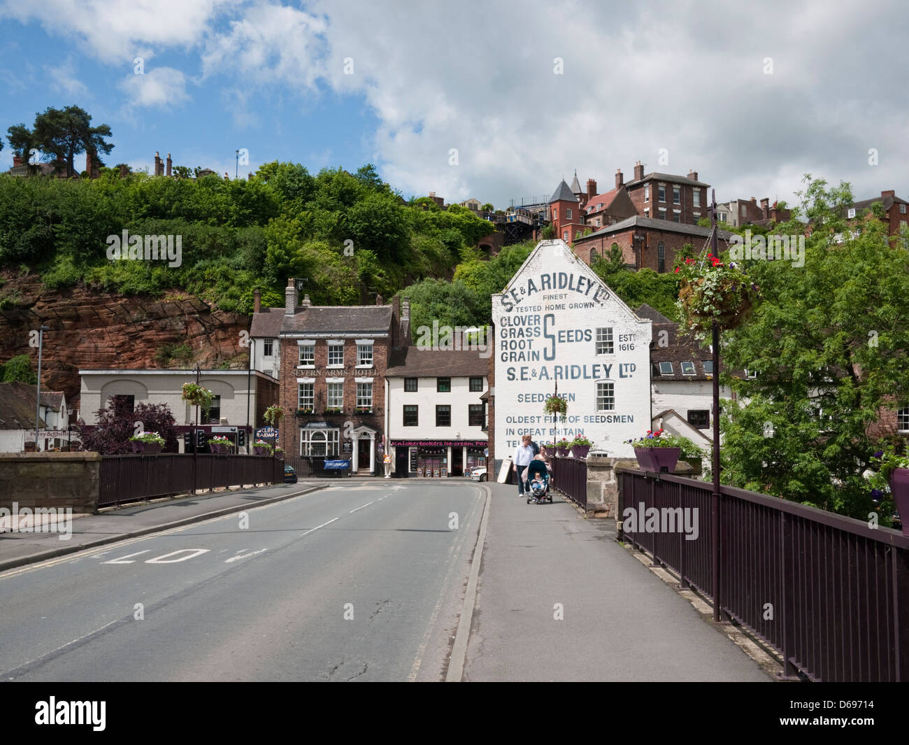Die Marktgemeinde Shropshire Bridgnorth - low Stadt angesehen von der Straßenbrücke über den Fluss Severn Stockfoto