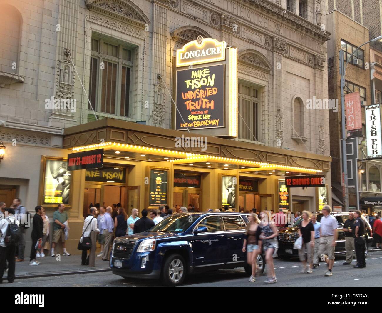 Menschen drängen sich auf den Bürgersteig am Broadway in New York, USA, 31. Juli 2012. Frühere schwere Boyer gab eine gefeierte Debüt am Broadway. Tyson durchgeführt in seinem Stück "Die unbestrittene Wahrheit" in der ausverkauften Longacre Theatewr nahe dem Times Square. Der 46-jährige exzentrische erzählt seine Lebensgeschichte geprägt durch Drogen, Gewalt und Alkohol und Sttles, mit mehreren seiner Gefährten und für Stockfoto