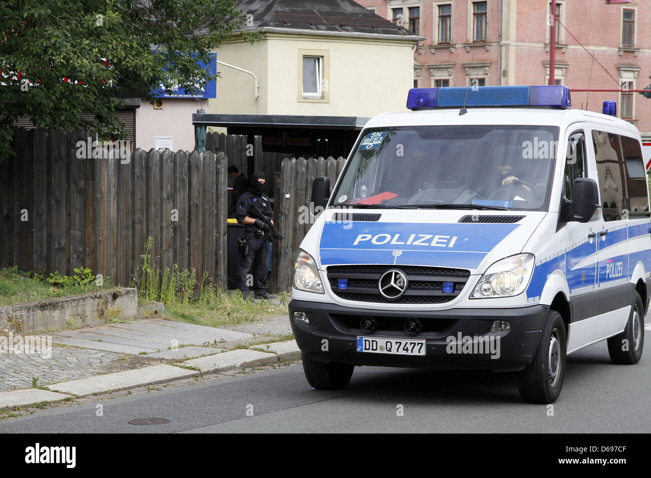 Schwer bewaffnete Offiziere einer Spezialeinheit der Polizei Task Force Sachsen überfallen ein Clubrestaurant der Rocker-Szene in der Ernst-Heilmann-Straße in Chemnitz, Deutschland, 1. August 2012. Polizei haben gegen kriminelle Rocker Szene mit Razzien in drei Bundesländern wieder gehandelt. 11 Wohnungen von ehemaligen Mitgliedern des Verbrechers Motorrad-Bande, die Hells Angels in Sachsen, Brandenburg und Ba durchsucht wurden Stockfoto