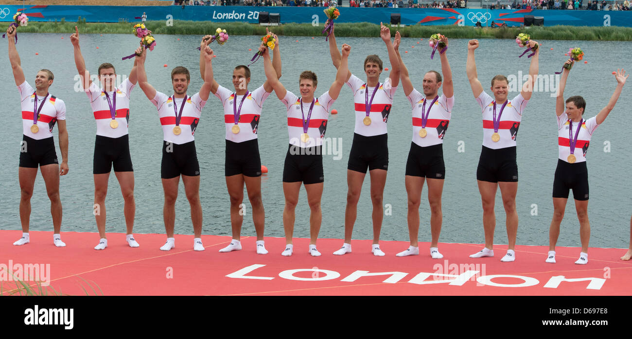 Filip Adamski, Andreas Kuffner, Eric Johannesen, Maximilian Reinelt, Richard Schmidt, Lukas Mueller, Florian Mennigen, Kristof Wilke, Martin Sauer von Deutschland nach dem Sieg der Männer acht Finals im Rudern in Eton Dorney auf die 2012 Olympischen Spiele in London, London, Vereinigtes Königreich, 1. August 2012 zu feiern. Foto: Peter Kneffel Dpa +++(c) Dpa - Bildfunk +++ Stockfoto