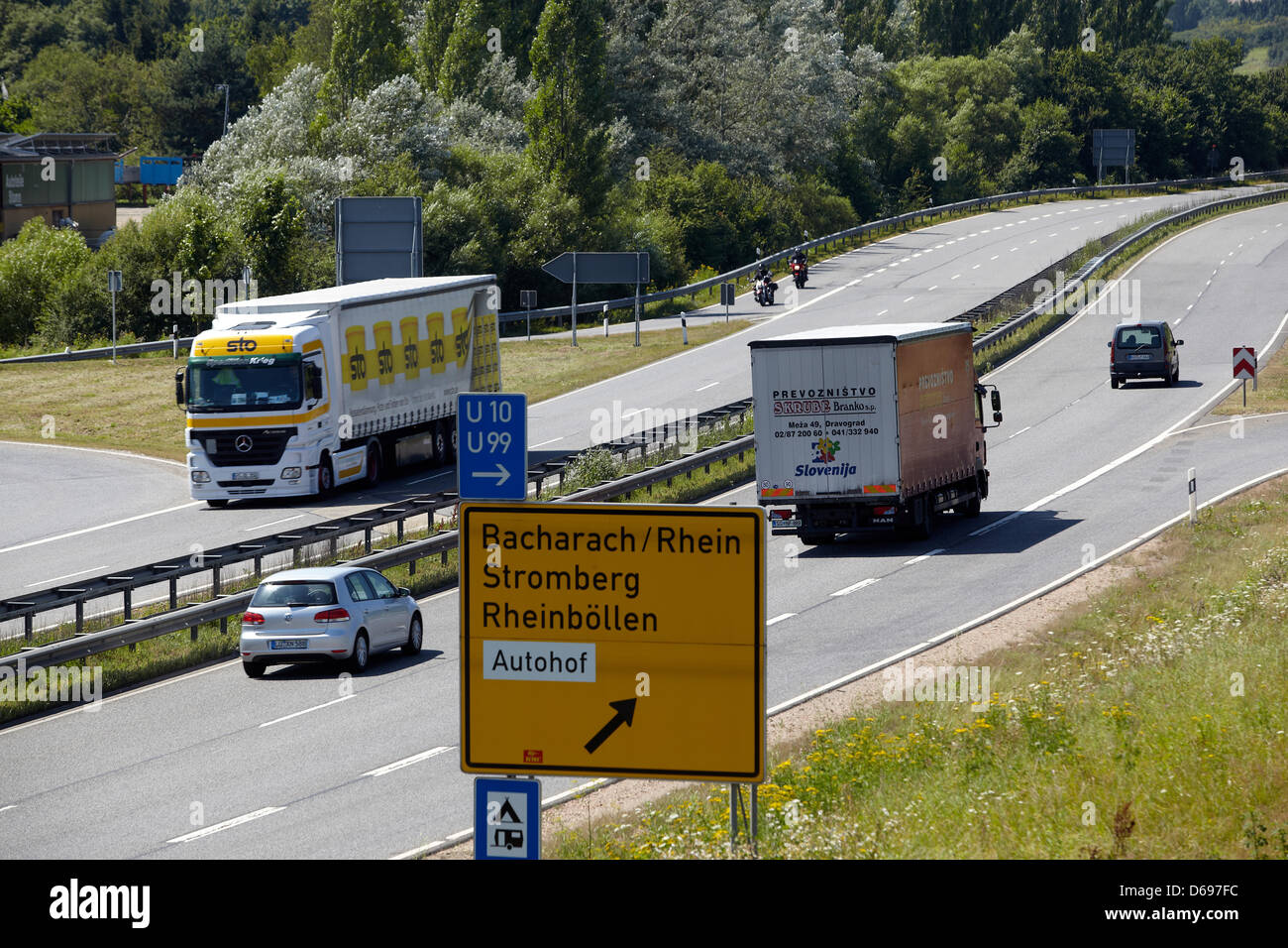 Maut wird nun aufgeladen auf dem Federal Highway 50, die zwischen Rheinfaellen und Flughafen Hahn in der Nähe von Rheinböllen, Deutschland, 1. August 2012 läuft. Mit der nationalen Einführung der Maut für LKW-Verkehr auf Bundesstraßen haben Reedereien zu zahlen, um bestimmte Autobahnen in Rheinland-Pfalz zu verwenden. Foto: Thomas Frey Stockfoto