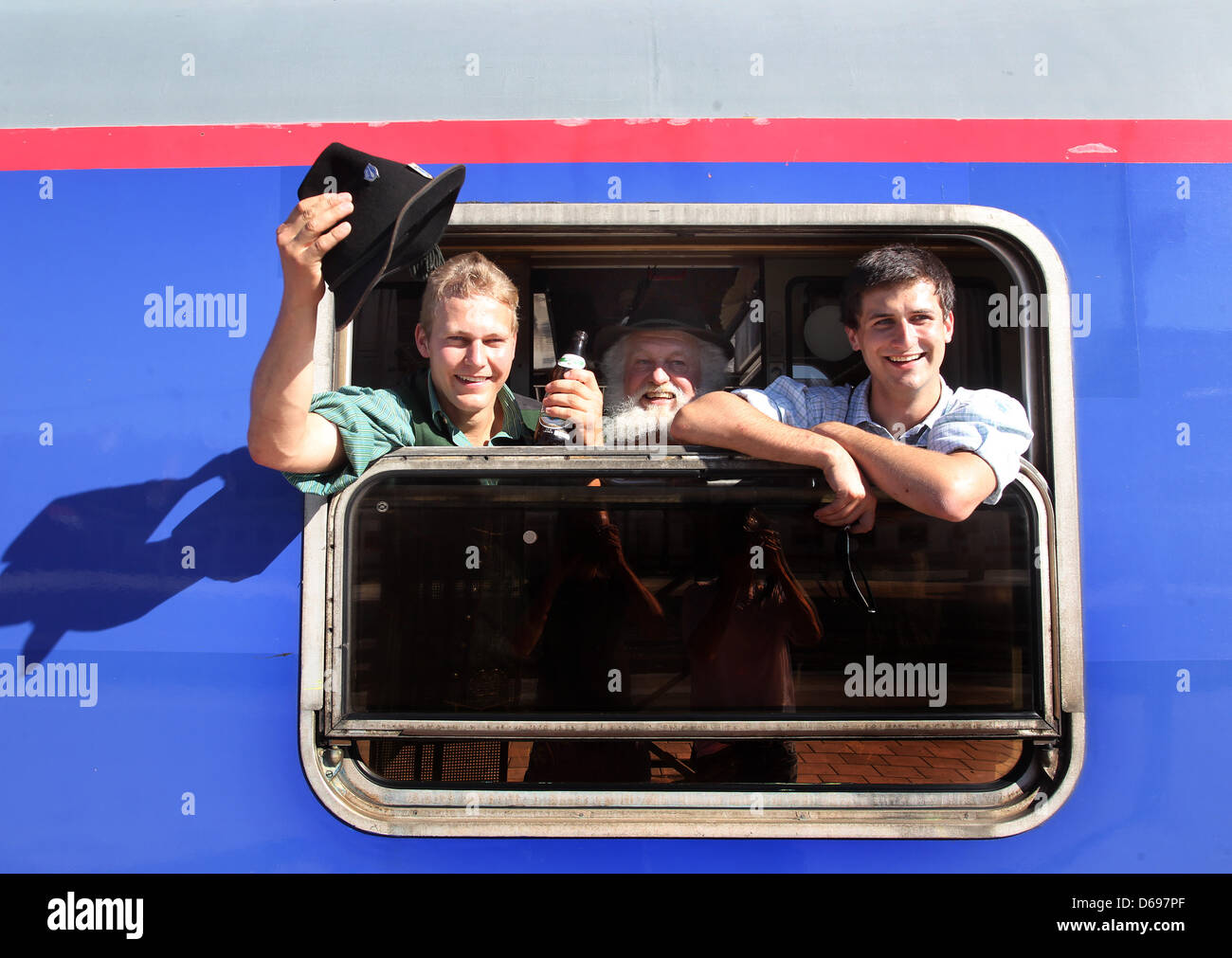 Bayerischen Männer in Tracht-Welle aus einem Sonderzug nach Rom Haltestelle Ostbahnhof in München, 1. August 2012. Rund 1.000 Pilger aus der Erzdiözese München-Freising sind auf dem Weg nach Rom für einen festlichen Abend für Papst Benedict XVI. Foto: KARL-JOSEF HILDENBRAND Stockfoto
