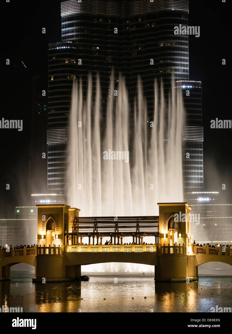 Blick bei Nacht der Dubai Fountain in der Dubai Mall in Downtown Dubai Vereinigte Arabische Emirate Stockfoto