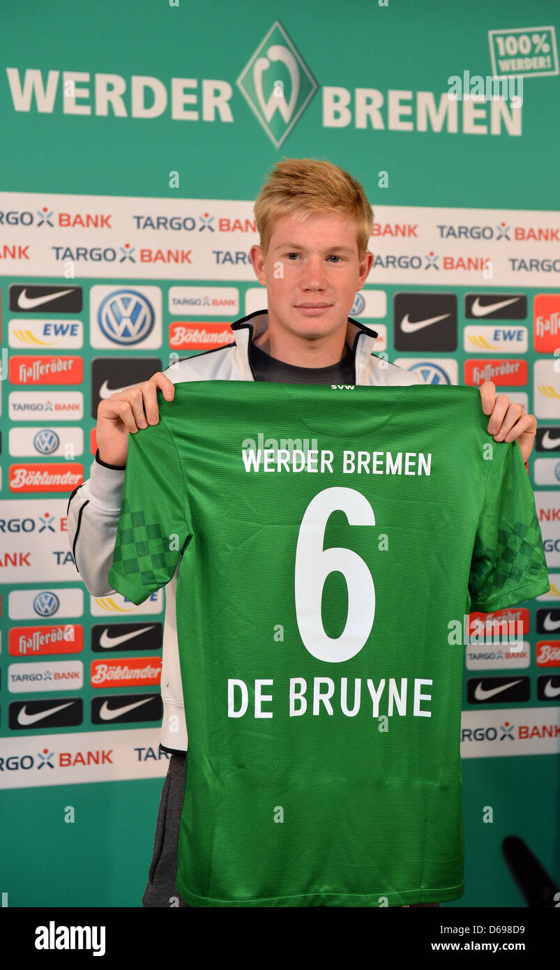 Bundesliga Fußballverein Werder neuer Spieler, Kevin de Bruyne aus Belgien,  posiert mit seinem New Jersey während seiner Präsentation auf einer  Pressekonferenz am Weserstadium in Bremen, Deutschland, 2. August 2012. Die  21 Jahre