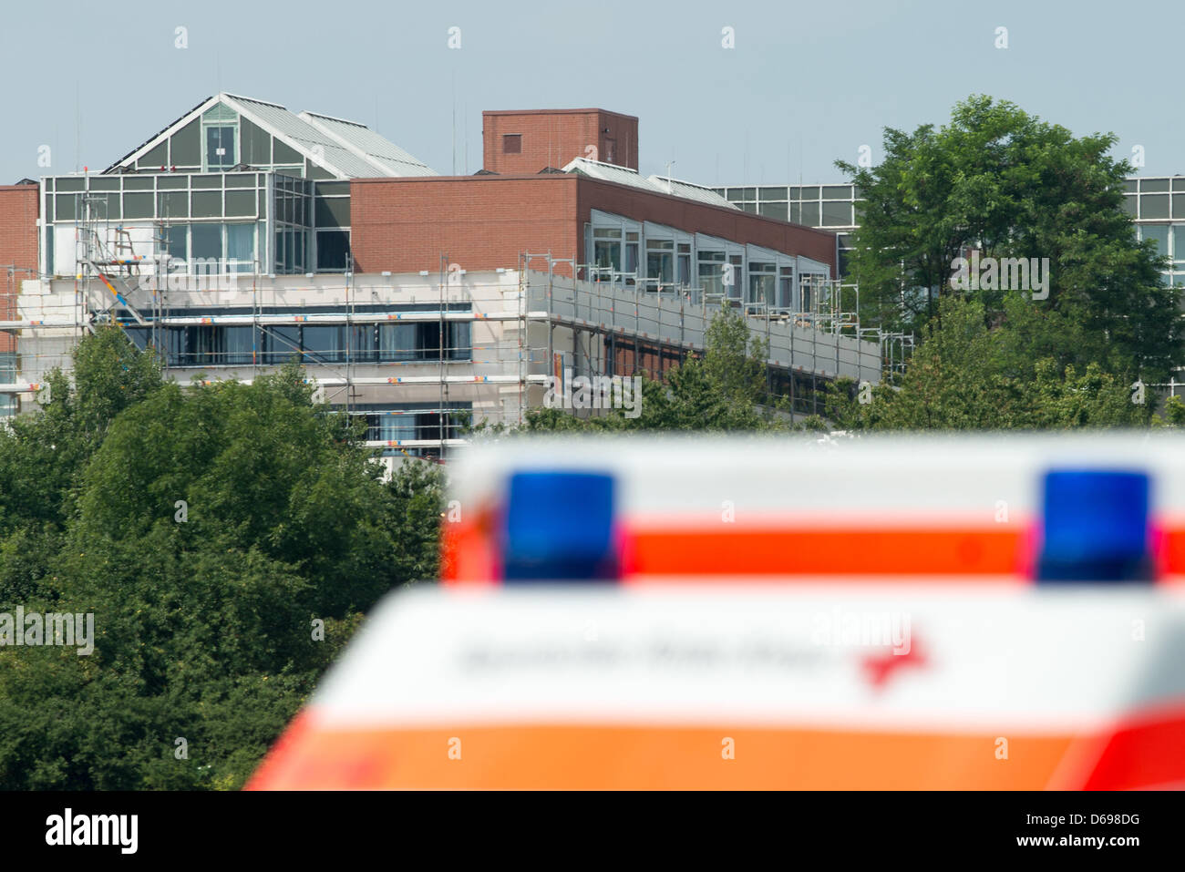 Ein Krankenwagen fährt vorbei an der Universitätsklinik in Regensburg, Deutschland, 2. August 2012. Die bayerische Staatsanwaltschaft hat Ermittlungen eine Organ-Spende-Skandal begonnen. Interne Revisionen des Unmiversity Krankenhauses Regensburg ergab einen Verdacht auf Manipulationen in 23 Fällen der Organspenden. Foto: Armin Weigel Stockfoto