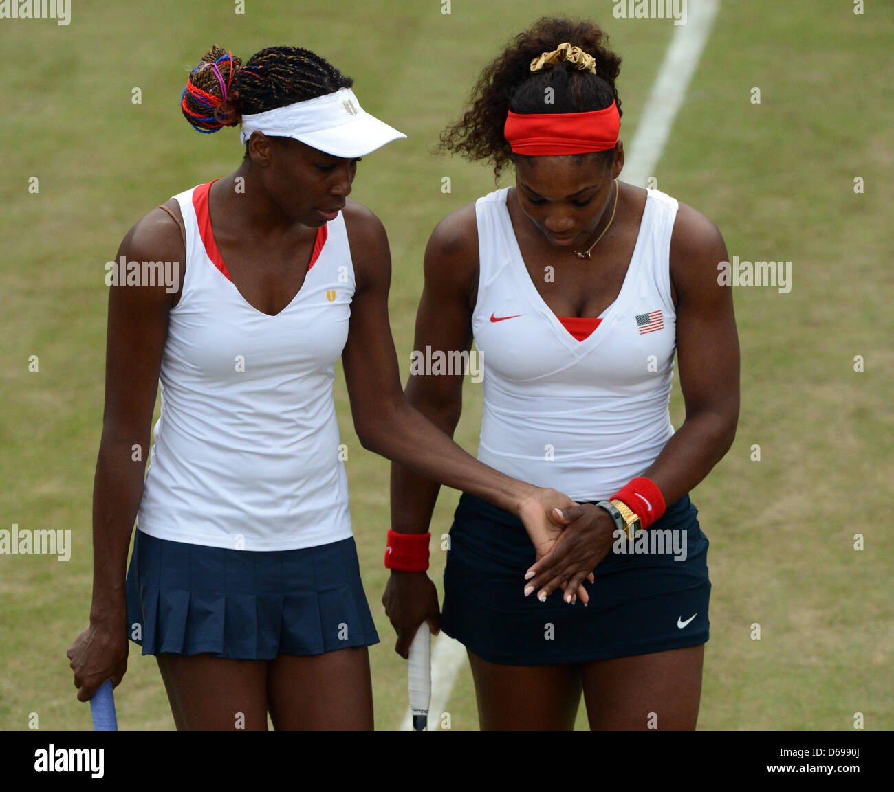 Venus (L) und Serena Williams aus den USA haben einen Chat in ihre Frauen Doppel Viertelfinal-Match gegen Errani/Vinci Italiens während des Tennisturniers der London 2012 Olympische Spiele in Wimbledon, London, Großbritannien, 2. August 2012. Foto: Peter Kneffel Dpa +++(c) Dpa - Bildfunk +++ Stockfoto