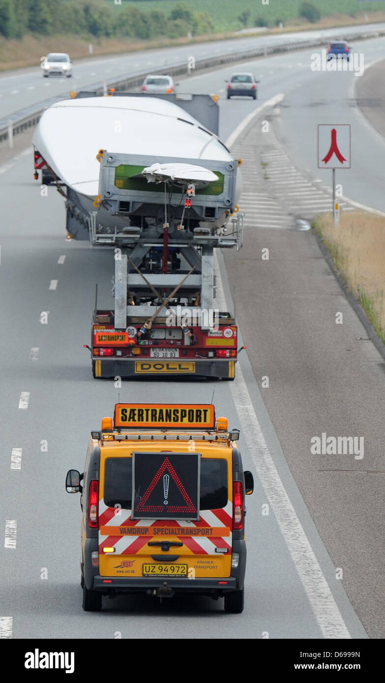 Mit einer Länge von 75 Metern ist der längste Rotorblatt von Esbjerg nach Osterild, Dänemark, 1. August 2012 transportiert. Das Rotorblatt wird auf den Prototyp der Siemens Offshore-Windkraftanlage in Osterild installiert werden. Foto: Angelika Warmuth Stockfoto