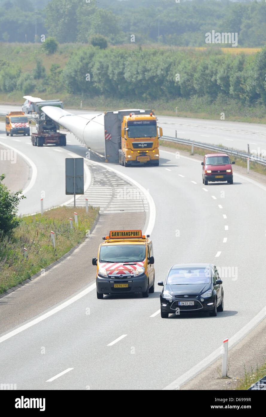 Mit einer Länge von 75 Metern ist der längste Rotorblatt von Esbjerg nach Osterild, Dänemark, 1. August 2012 transportiert. Das Rotorblatt wird auf den Prototyp der Siemens Offshore-Windkraftanlage in Osterild installiert werden. Foto: Angelika Warmuth Stockfoto