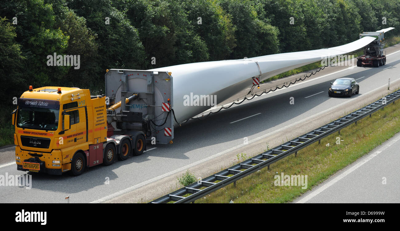 Mit einer Länge von 75 Metern ist der längste Rotorblatt von Esbjerg nach Osterild, Dänemark, 1. August 2012 transportiert. Das Rotorblatt wird auf den Prototyp der Siemens Offshore-Windkraftanlage in Osterild installiert werden. Foto: Angelika Warmuth Stockfoto