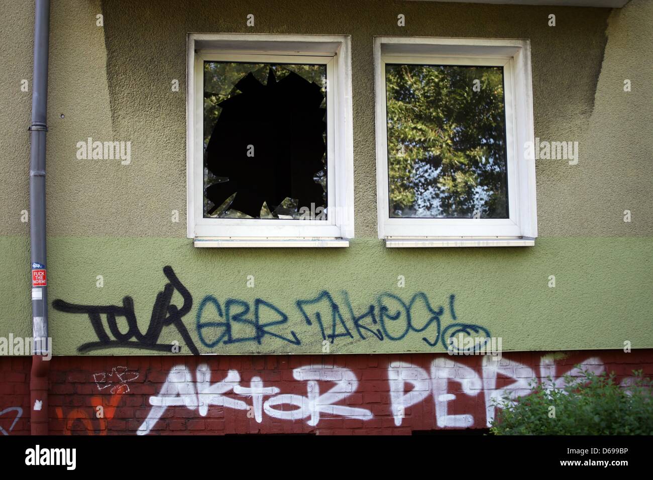 Ein zerbrochenes Fenster eines Mehrfamilienhauses ausgebrannt ist in Dortmund, Deutschland, 3. August 2012 abgebildet. Drei Kinder starben im Feuer. Polizeibeamten vermuten ein Kapitalverbrechen und Invesigate auf die trategie. Foto: Daniel Naupold Stockfoto