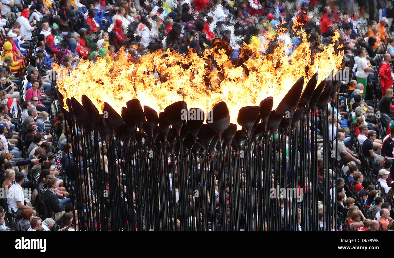 Das Olympische Feuer ist im Olympiastadion während der London 2012 Olympische Spiele Leichtathletik, Leichtathletik-Veranstaltungen, London, Großbritannien 3. August 2012 gesehen. Foto: Michael Kappeler dpa Stockfoto