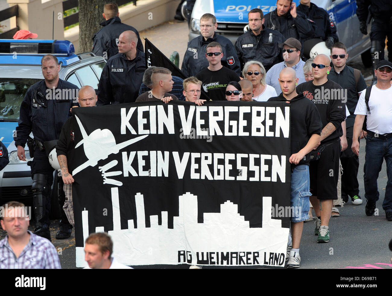 Mehrere hundert Neonazis tragen Fahnen und Flaggen während einer sogenannten "März of Mourning" in Bad Nenndorf, Deutschland, 4. August 2012. Rund 2.500 Menschen wurden erwartet, um eine Gegendemonstration teilnehmen. Foto: Holger Hollemann Stockfoto