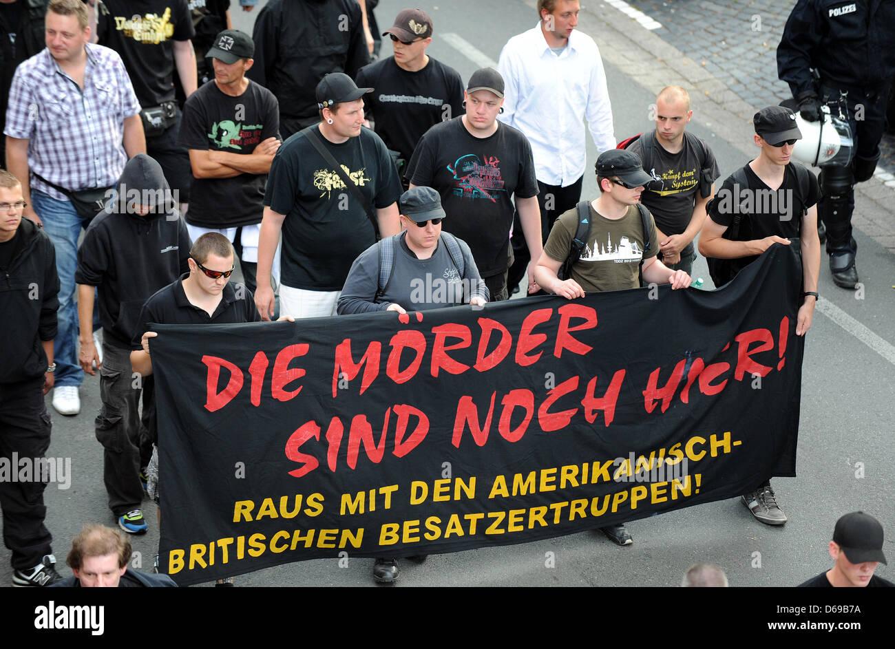 Mehrere hundert Neonazis tragen Banner während einer sogenannten "März of Mourning" in Bad Nenndorf, Deutschland, 4. August 2012. Rund 2.500 Menschen wurden erwartet, um eine Gegendemonstration teilnehmen. Foto: Holger Hollemann Stockfoto