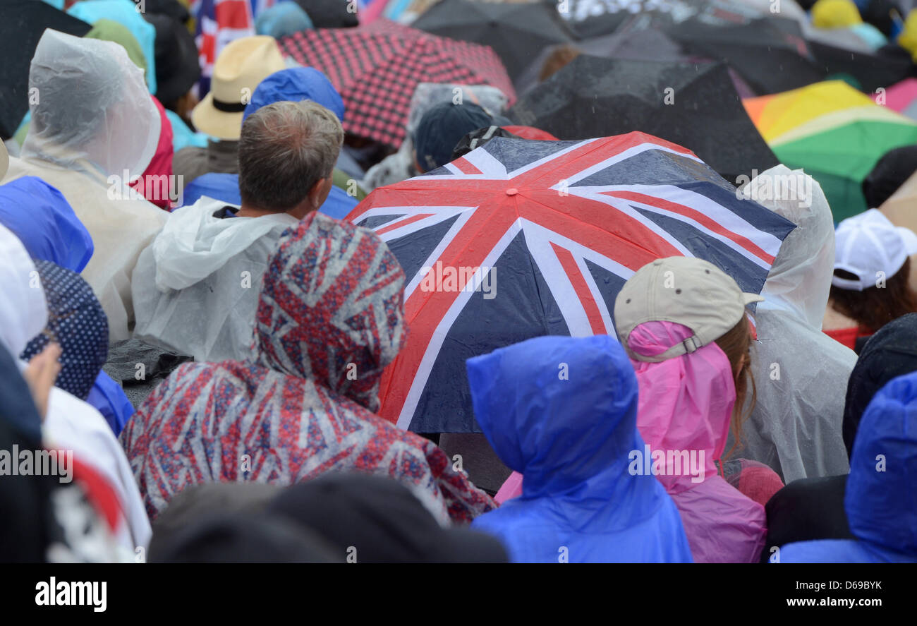 Zuschauer zu schützen sich vor dem Regen während der London 2012 Olympische Spiele Equestrian Jumping Wettbewerb im Greenwich Park, Süd Ost London Großbritannien, 5. August 2012. Foto: Jochen Luebke Dpa +++(c) Dpa - Bildfunk +++ Stockfoto