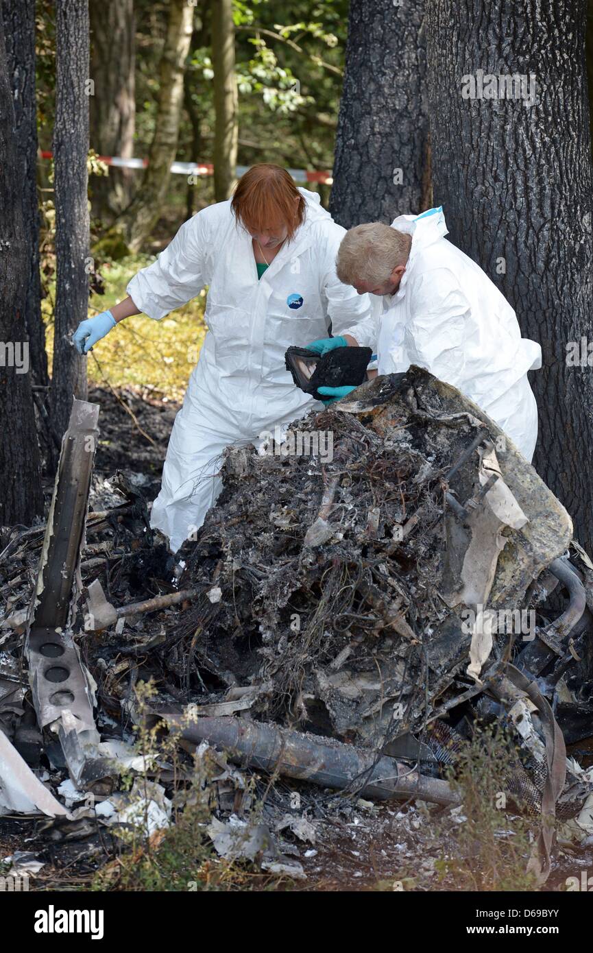 Forensik Menschen sichern Beweise an einem Standort ein Flugzeugunglück mit einem Kleinflugzeug am Flugplatz Steinruecken in der Nähe von Coburg, Deutschland, 5. August 2012. Vier Menschen starben bei dem Unfall. Foto: David Ebener Stockfoto