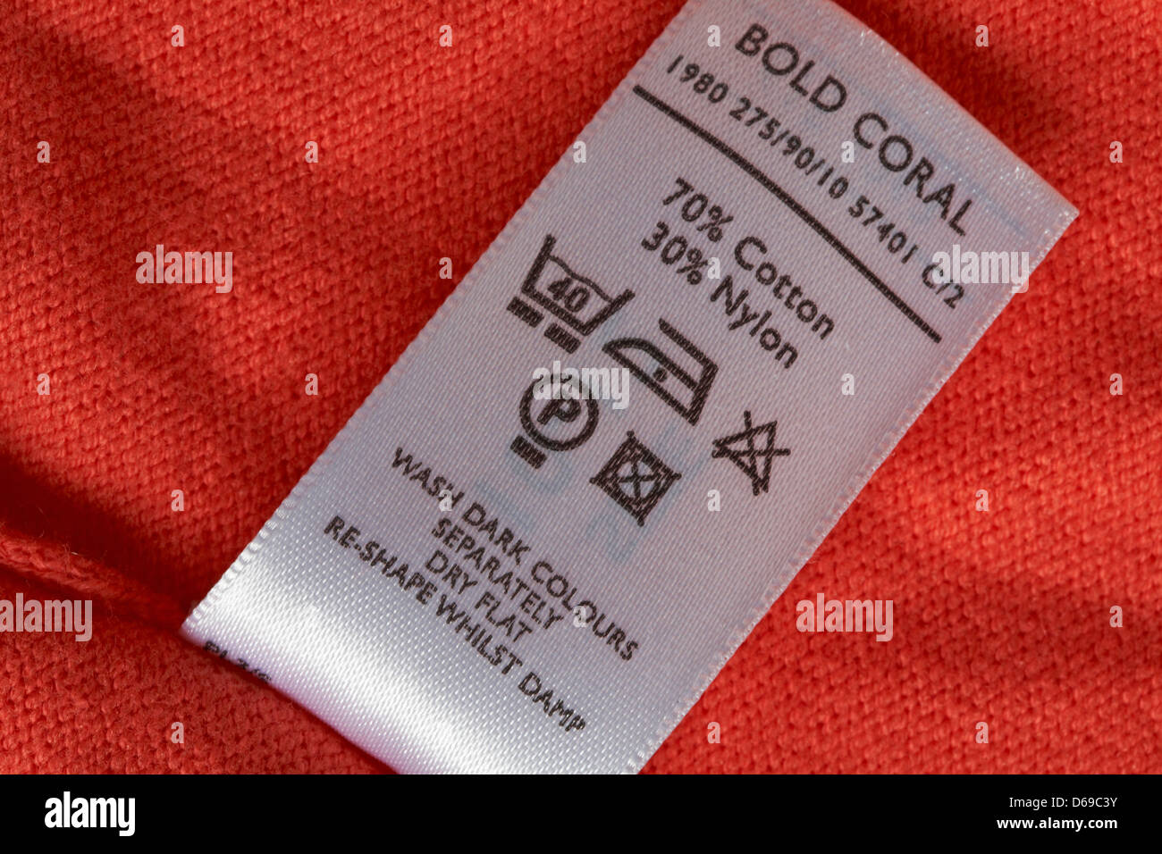Etikett mit Waschanweisungen im Kleidungsstück – Pflegesymbole Und Anweisungen Stockfoto