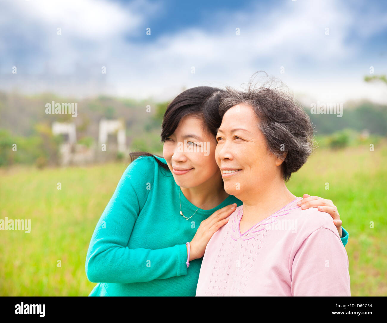 glückliche junge Frau mit ihrer Mutter Stockfoto