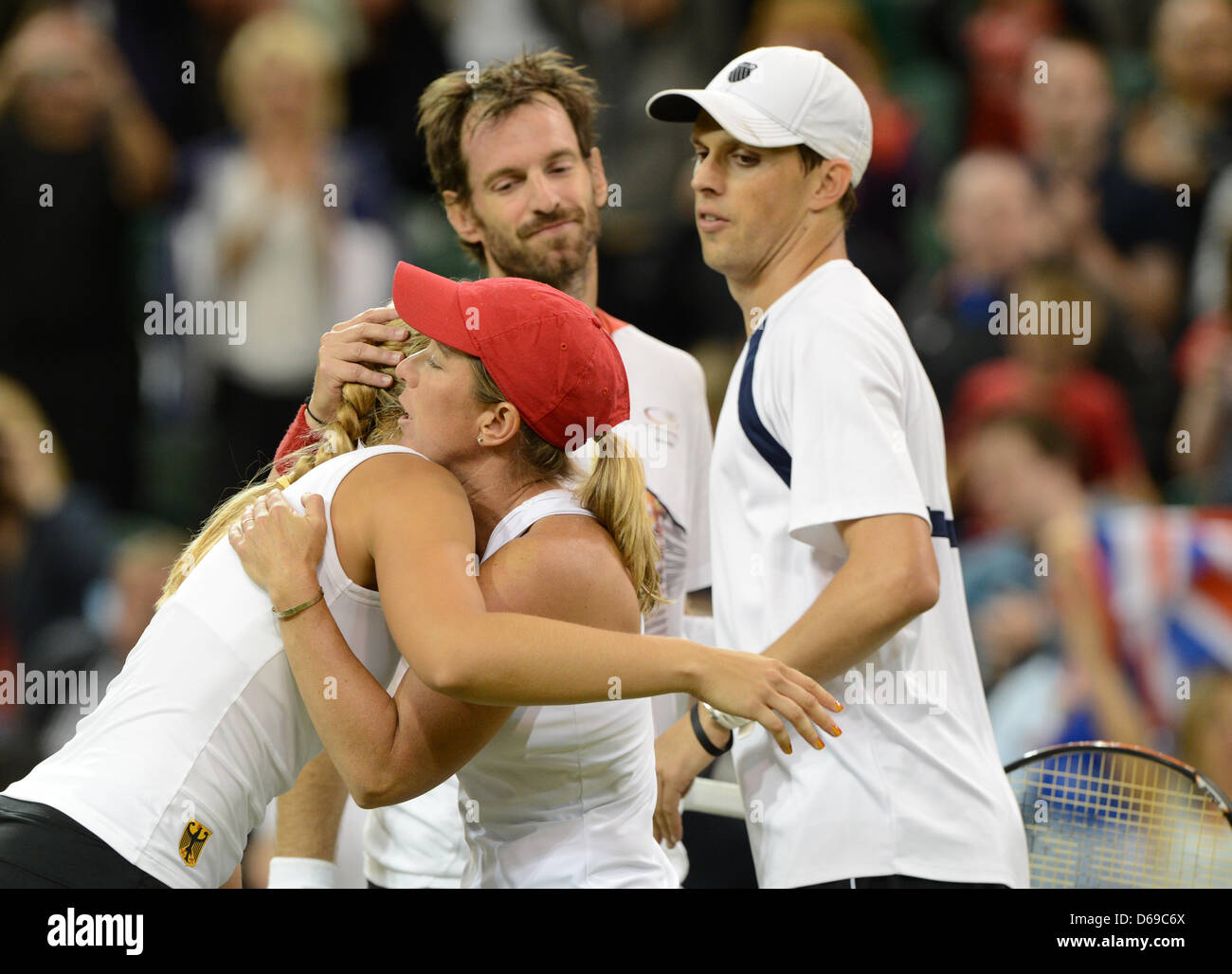 Sabine Lisicki (L) und Christopher Kas in Deutschland gratulieren Lisa Raymond und Mike Bryan nach dem Mixed-Doppel Bronze Medal Match gegen Raymond/Bryan der USA während der Olympischen Spiele 2012 in London-Tennis-Turnier in Wimbledon, London, Vereinigtes Königreich, 5. August 2012. Foto: Peter Kneffel Dpa +++(c) Dpa - Bildfunk +++ Stockfoto