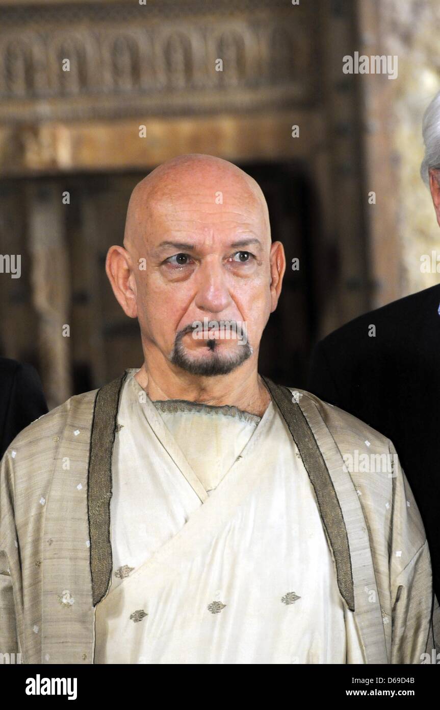 Schauspieler Ben Kingsley als Ibn Sina stellt für Bilder während der Dreharbeiten für den Film "Der Arzt" in Köln, 6. August 2012. Der Film basiert auf dem gleichnamigen Bestseller von US-amerikanischer Schriftsteller Noah Gordon. Foto: HORST GALUSCHKA Stockfoto