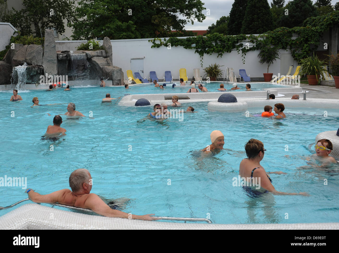 Wellness-Gäste schwimmen in einem Pool in der Therme "Vita Classica" in Bad  Krozingen, Deutschland, 7. August 2012. Gesundheit und Wellness-Tourismus  ist auf dem Vormarsch für zehn Jahre nach der Heilbäder-Verband  Baden-Württemberg gewesen.