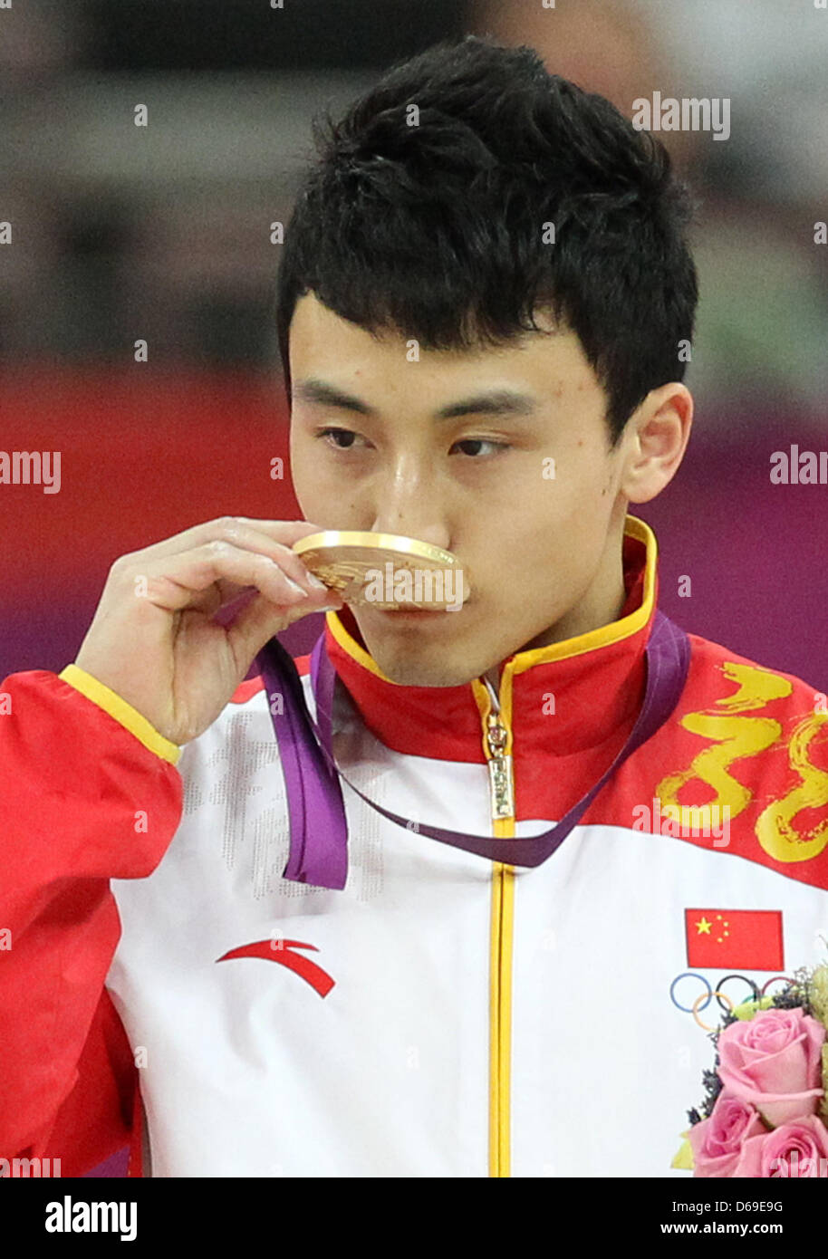 Gewinner der Goldmedaille Zhe Feng China küsst seine Medaille nach der Männer Barren final in North Greenwich Arena auf die 2012 Olympischen Spiele in London, London, Großbritannien, 7. August 2012. Foto: Friso Gentsch Dpa +++(c) Dpa - Bildfunk +++ Stockfoto