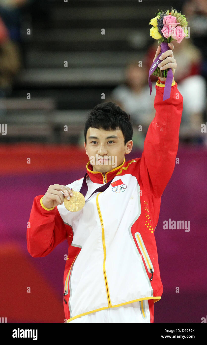 Gewinner der Goldmedaille Zhe Feng China küsst seine Medaille nach der Männer Barren final in North Greenwich Arena auf die 2012 Olympischen Spiele in London, London, Großbritannien, 7. August 2012. Foto: Friso Gentsch Dpa +++(c) Dpa - Bildfunk +++ Stockfoto
