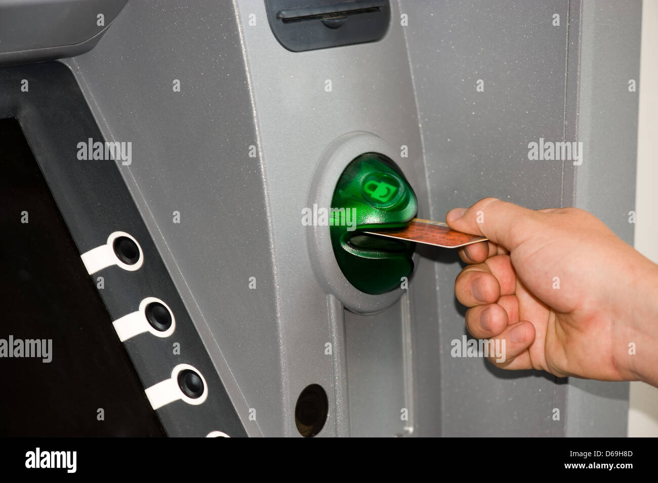 Bankomaten und die eingefügten Plastikkarte Stockfoto
