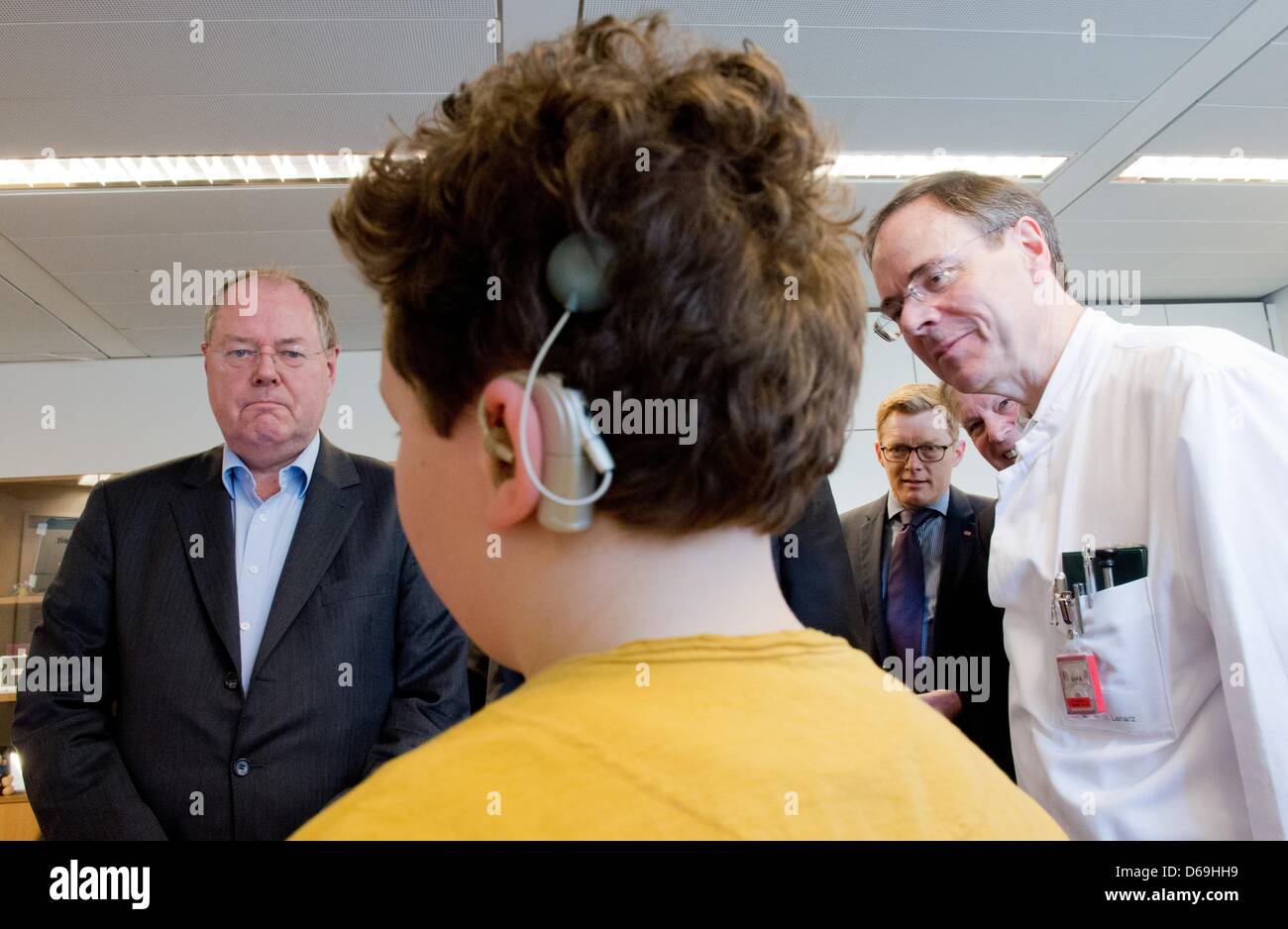 Soziale Democratc Partei Spd Kanzlerkandidat Peer Steinbruck L Mit 10 Spricht J Hrige Julius Der Tragt Ein Cochlea Implantat Fur Die Anhorung An Der Mundlichen Verhandlung Zentrum Hannover Medical School Mhh In Hannover