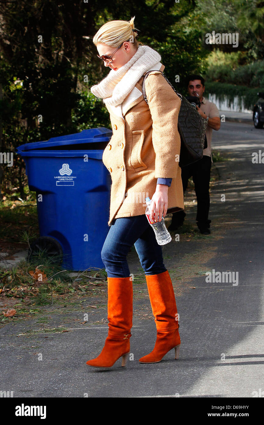 Katherine Heigl alles gebündelt in einem Wintermantel und übergroße Schal wie sie geht um zu einen Freund in Los Feliz Los Angeles zu besuchen, Stockfoto